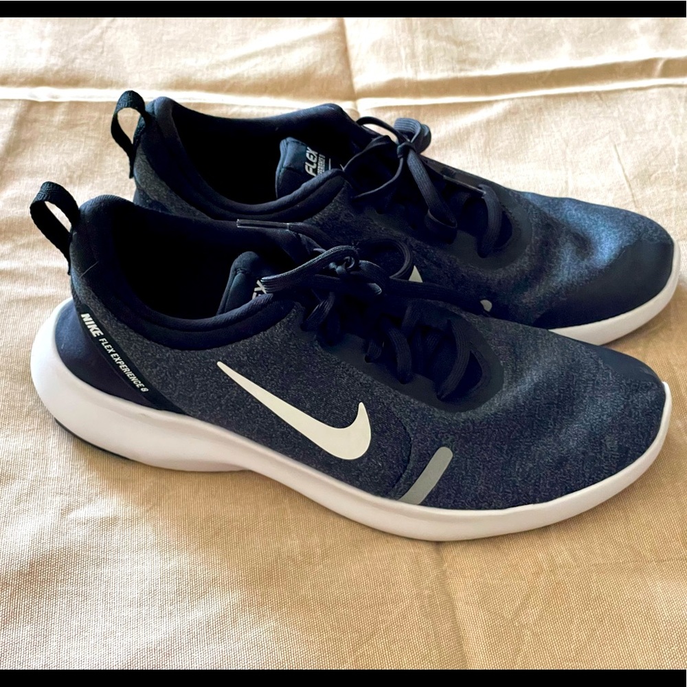 Womens size 9 Nike Flex Experience 8